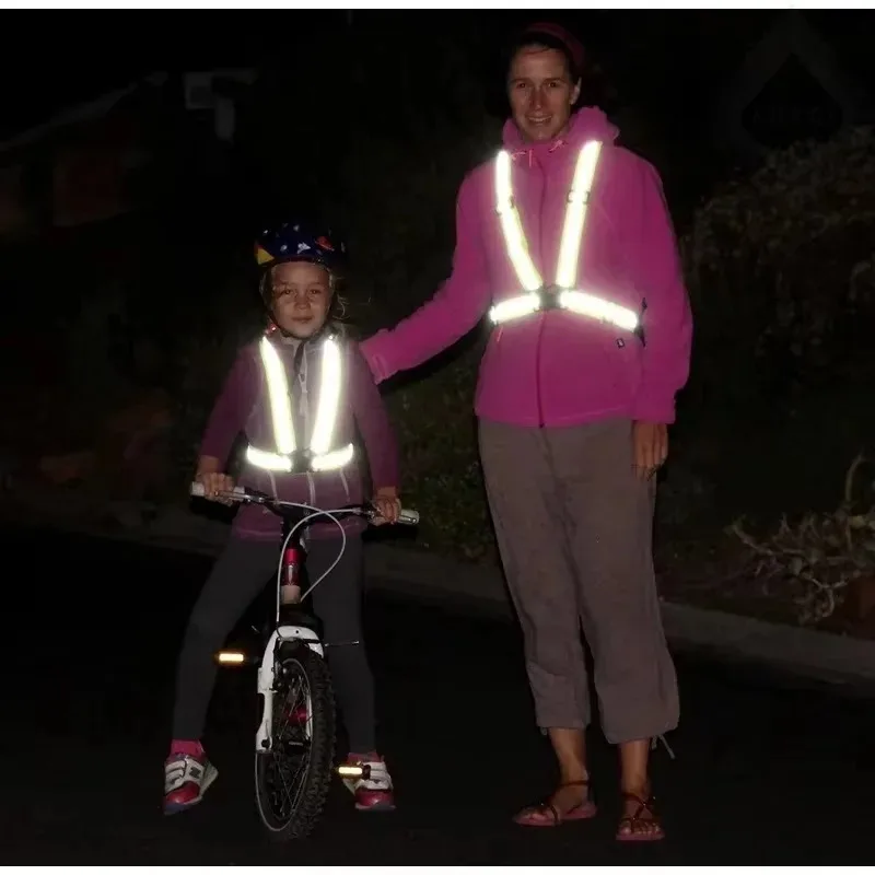 سترة أمان عاكسة للضوء بأشرطة قابلة للتعديل للعمل الليلي، سترة أمان عالية الارتفاع للجري وركوب الدراجات في الهواء الطلق 52X52CM