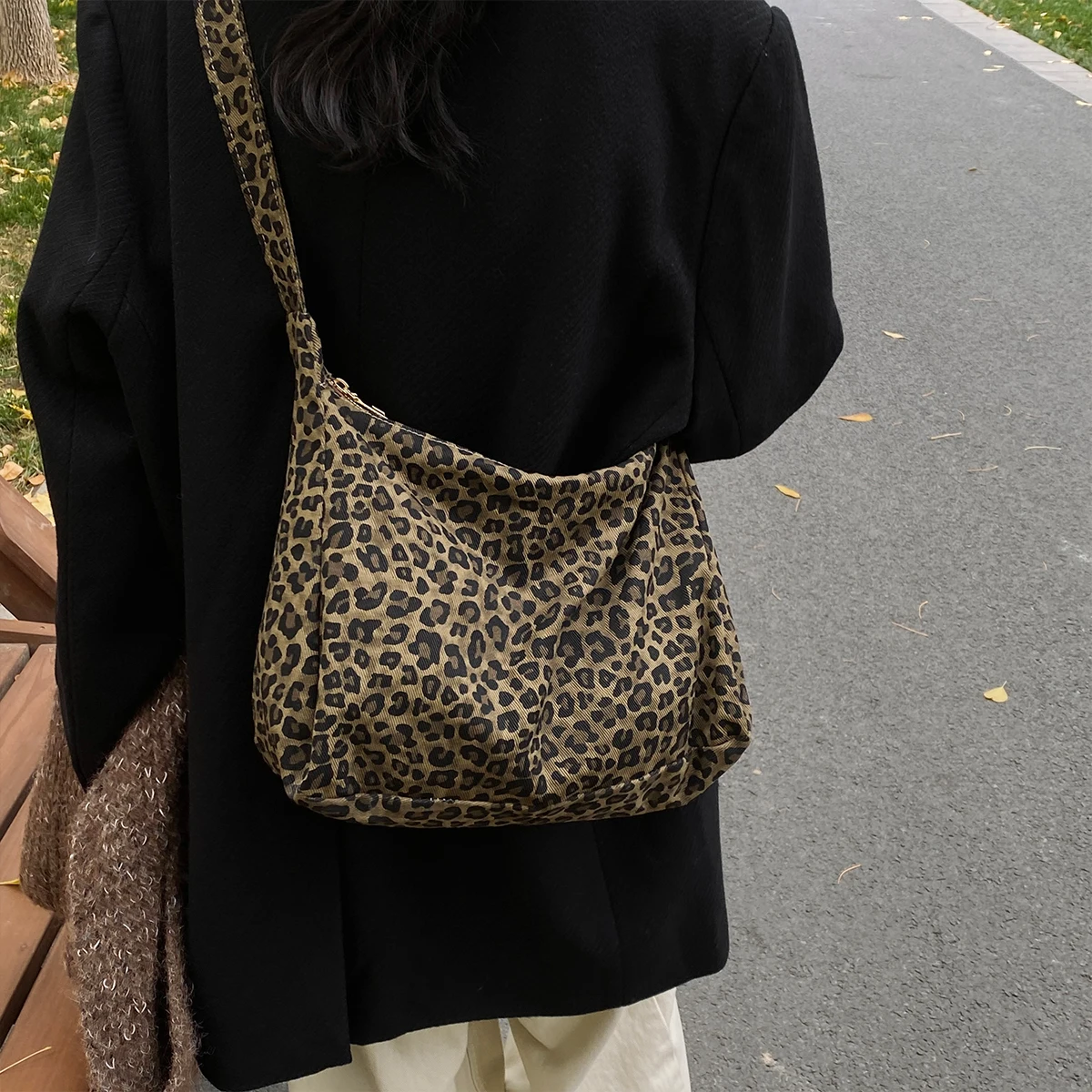 حقيبة كتف نسائية بطبعة جلد الفهد خفيفة الوزن وعالية السعة وحزام كتف قابل للتعديل وحقيبة كروس للاستخدام اليومي