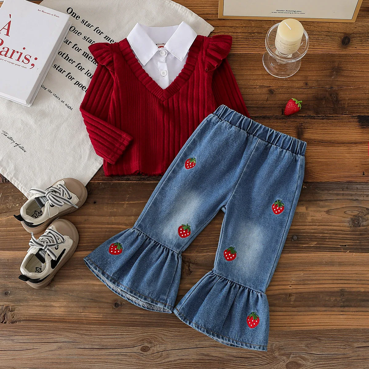 

Новый весенне-осенний комплект для девочек 2026 года: топ с рюшами и рукавами в рубчик и джинсы с вышивкой клубники, для возраста 6 месяцев - 3 года