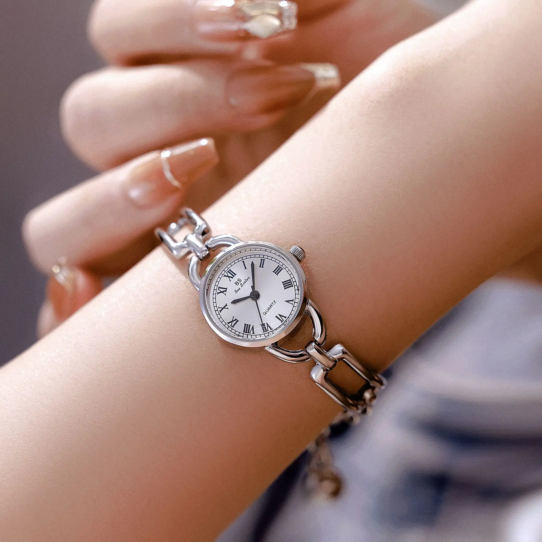 Reloj retro calado para mujer con números romanos, esfera pequeña, pulsera retro refrescante y veraniego, reloj de pulsera genuino para mujer, regalo
