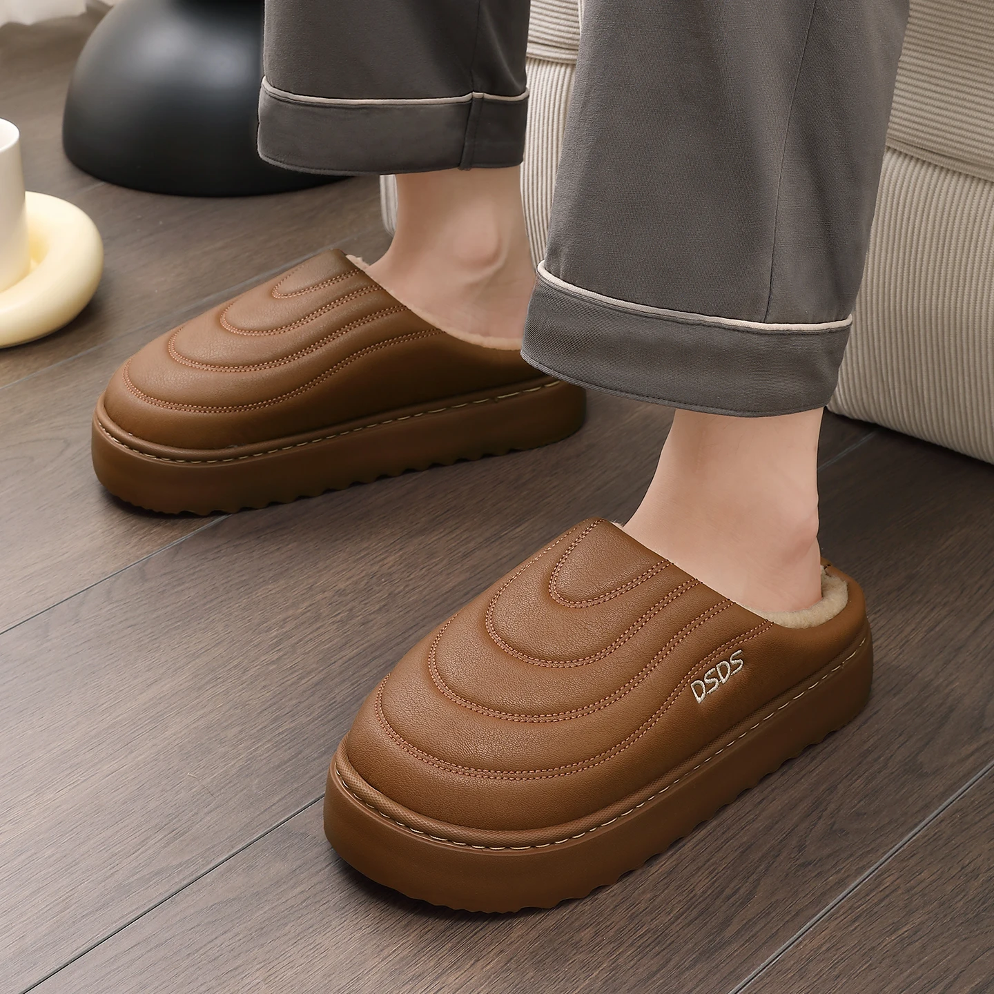 Winterwarme Plüsch-Hausschuhe, wasserdicht, rutschfest, mit dickem Fell, für drinnen und draußen, gemütliche Schuhe für kaltes Wetter, für Damen und Herren. – Detail 13