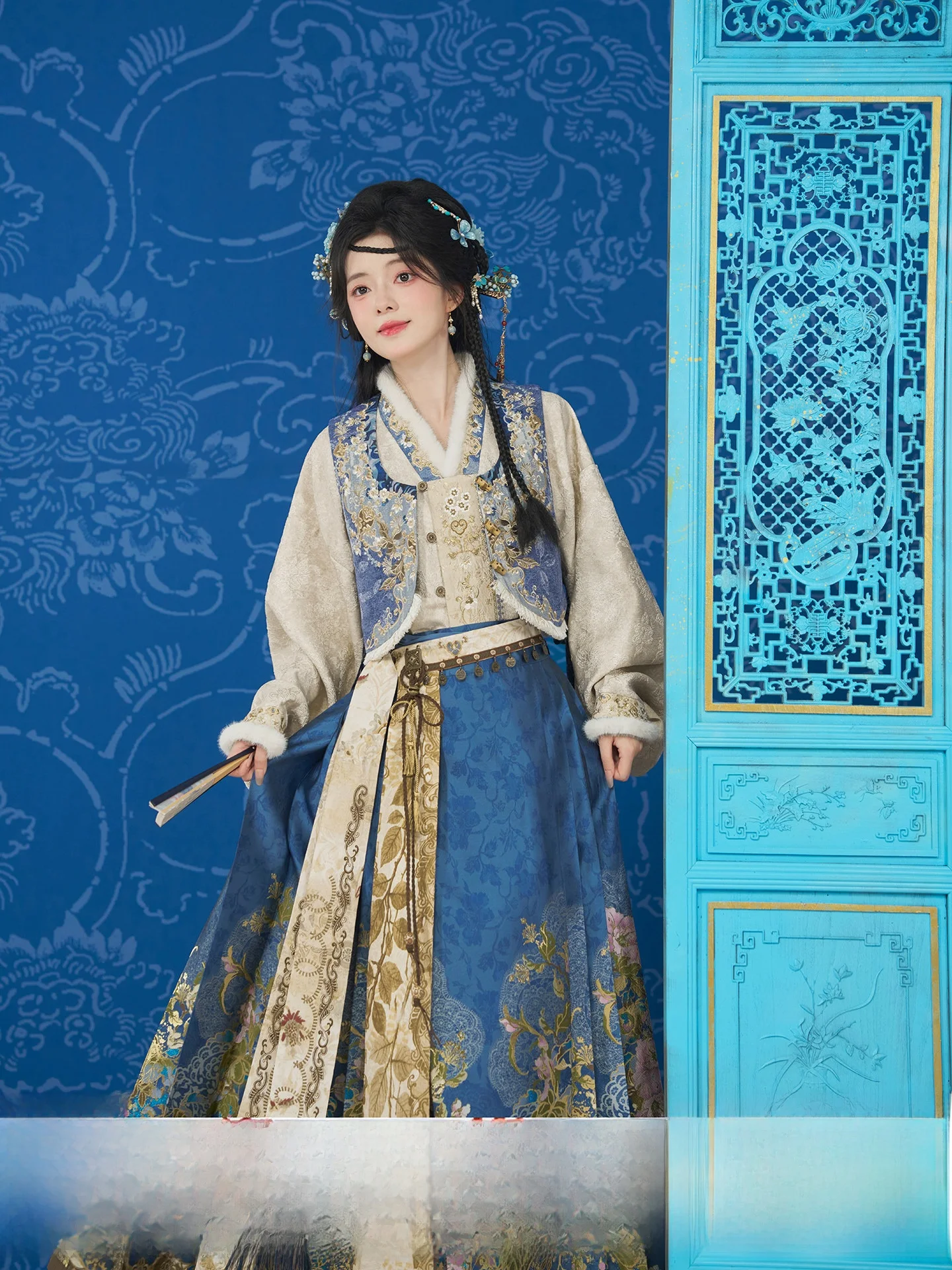 

Осенний комплект Ханьфу 2025: Женский топ с золотой вышивкой и юбка из имитации джинсовой ткани с вышивкой, дизайн «Маленькие лотосы и облака», для вечерних мероприятий