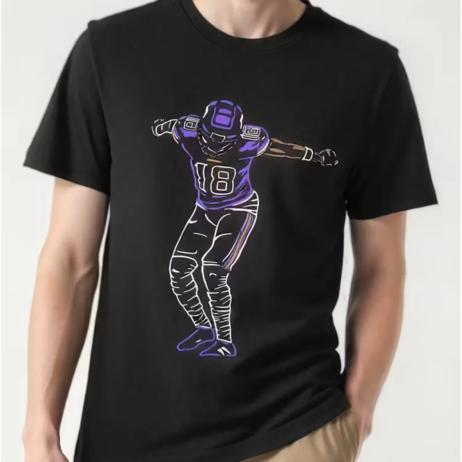 Camiseta con gráfico de jugador de fútbol celebrativo - Camiseta informal 100% algodón con un diseño dinámico de contorno morado y azul de un bailarín en acción, perfecta para aficionados al deporte y uso informal, ideal para el verano y súper cómoda
