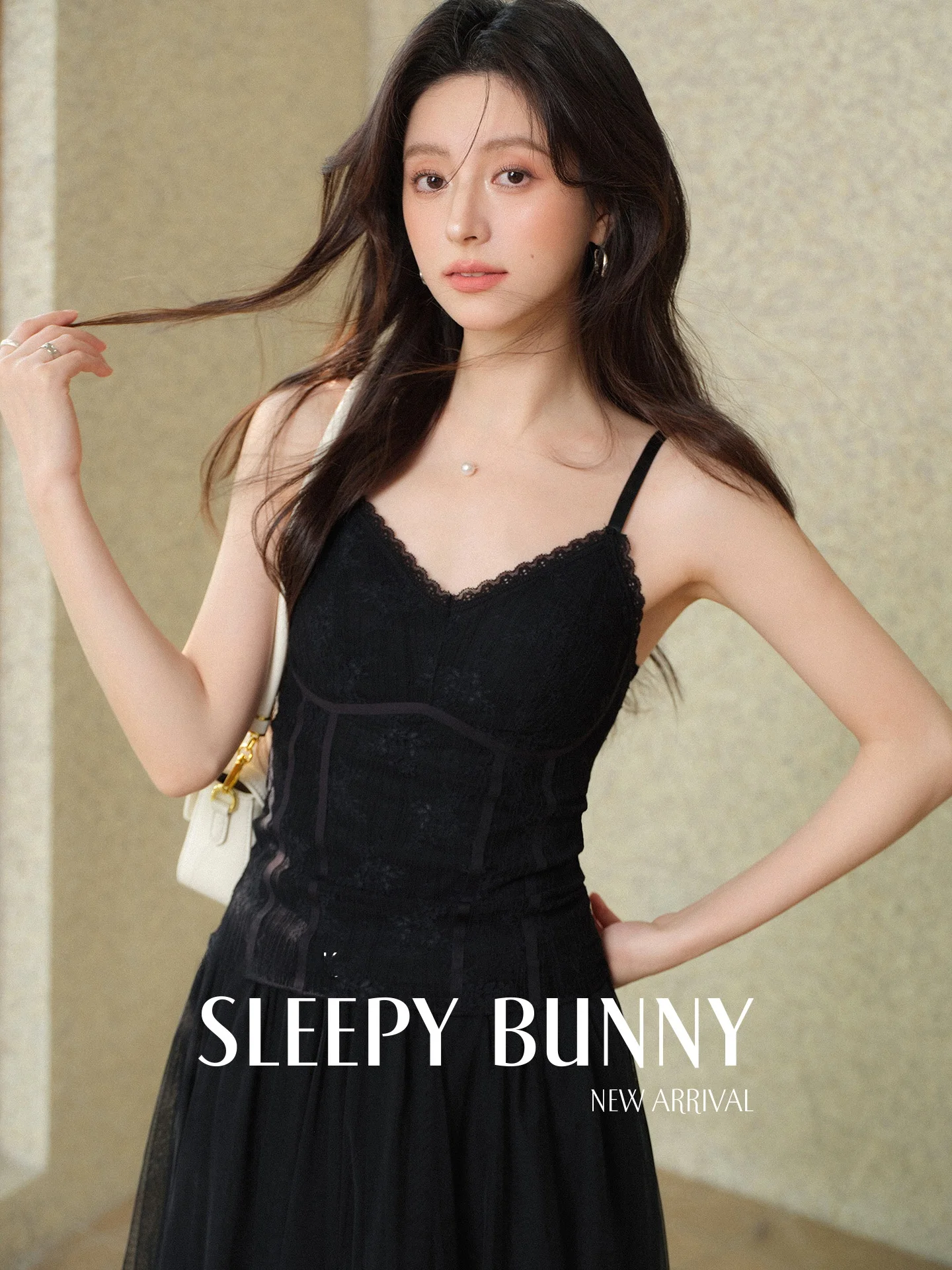 

Женская облегающая майка-топ с V-образным вырезом, кружевной отделкой и встроенными чашечками, весенняя модная универсальная базовая майка для коррекции фигуры