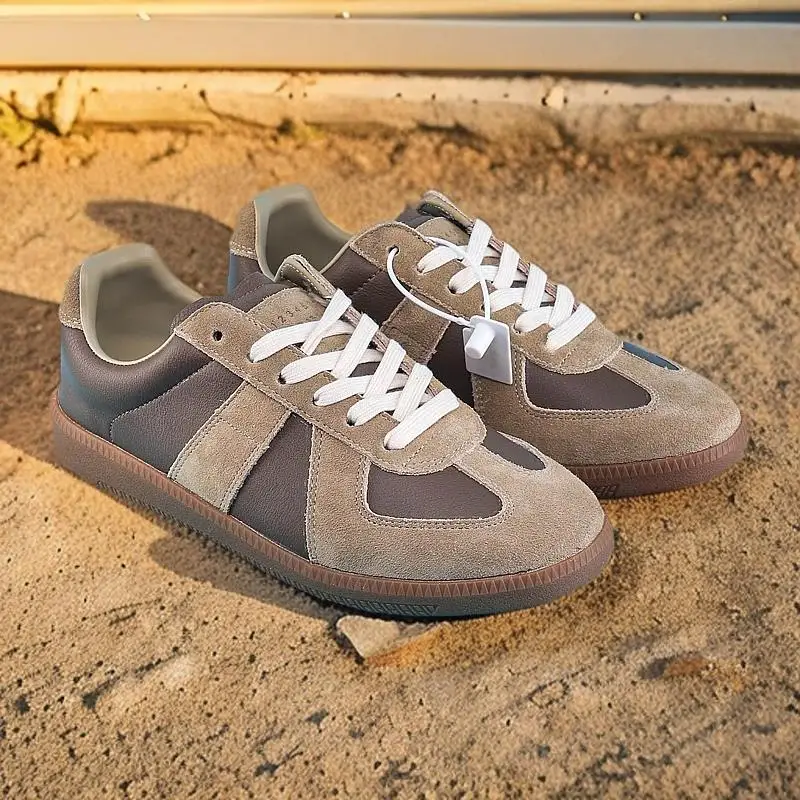 

КроссовкиФутуристическая повседневная обувь, технический образ, модный выбор