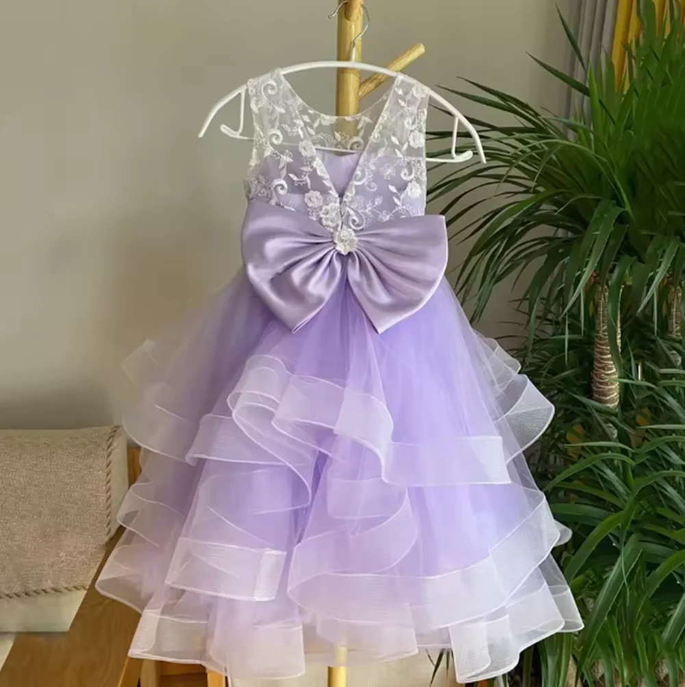 Maßgeschneidertes Blumenmädchenkleid aus lila Tüll mit abgestuften weißen Applikationen und Schleife für Hochzeit, Geburtstag, Party, Abschlussball, Abend, Bankettkleid