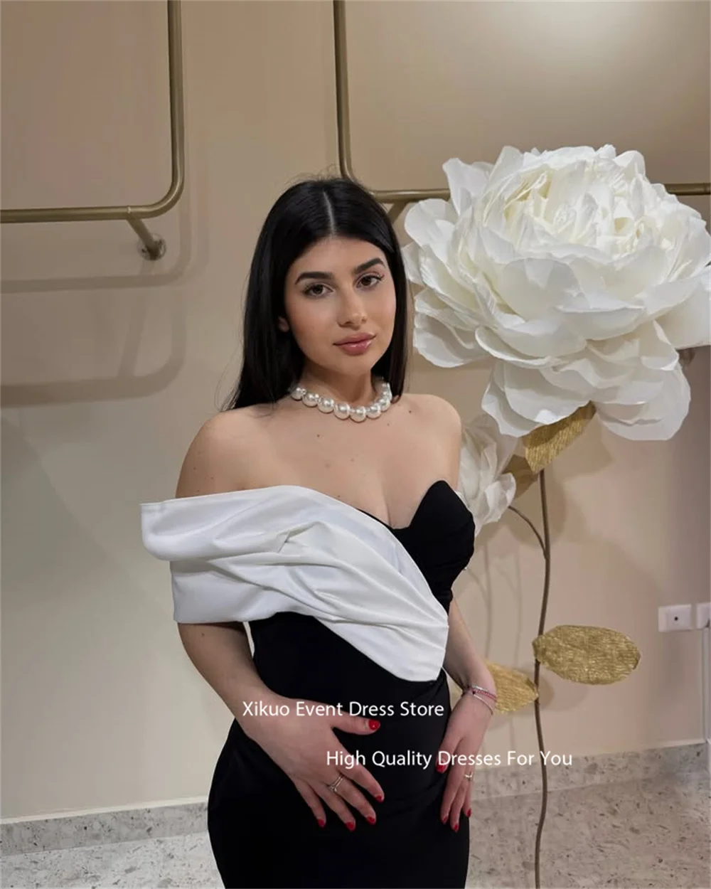 Xikuo Schulterfreies asymmetrisches Abendkleid Meerjungfrau Moderne Promi-Kleider, figurbetont, gerüscht, Abiti Da Cerimonia Donna Maßgeschneidert