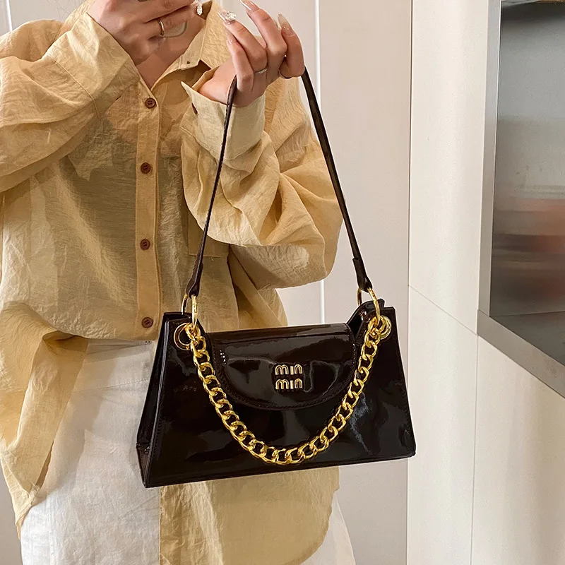

​​"Glossy Xiaoxiangfeng Shoulder Bag - Premium Gold Chain Letter Crossbody, Hong Kong Elegant Niche Design"​​