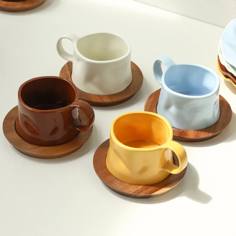 Nordic Hand-crumpled Ceramic Mugs and Saucers Have A High Sense of Solid Color Ceramic Coffee Cups and Saucers with Wooden Mats