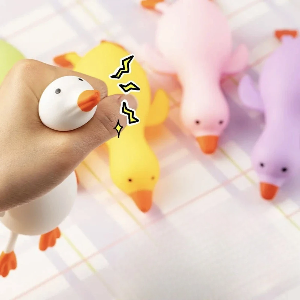 カラフルで楽しいストレス解消おもちゃ 動物のアヒル感覚玩具 指先で遊べる大きなガチョウ 自由に変形できる減圧スクイーズ玩具