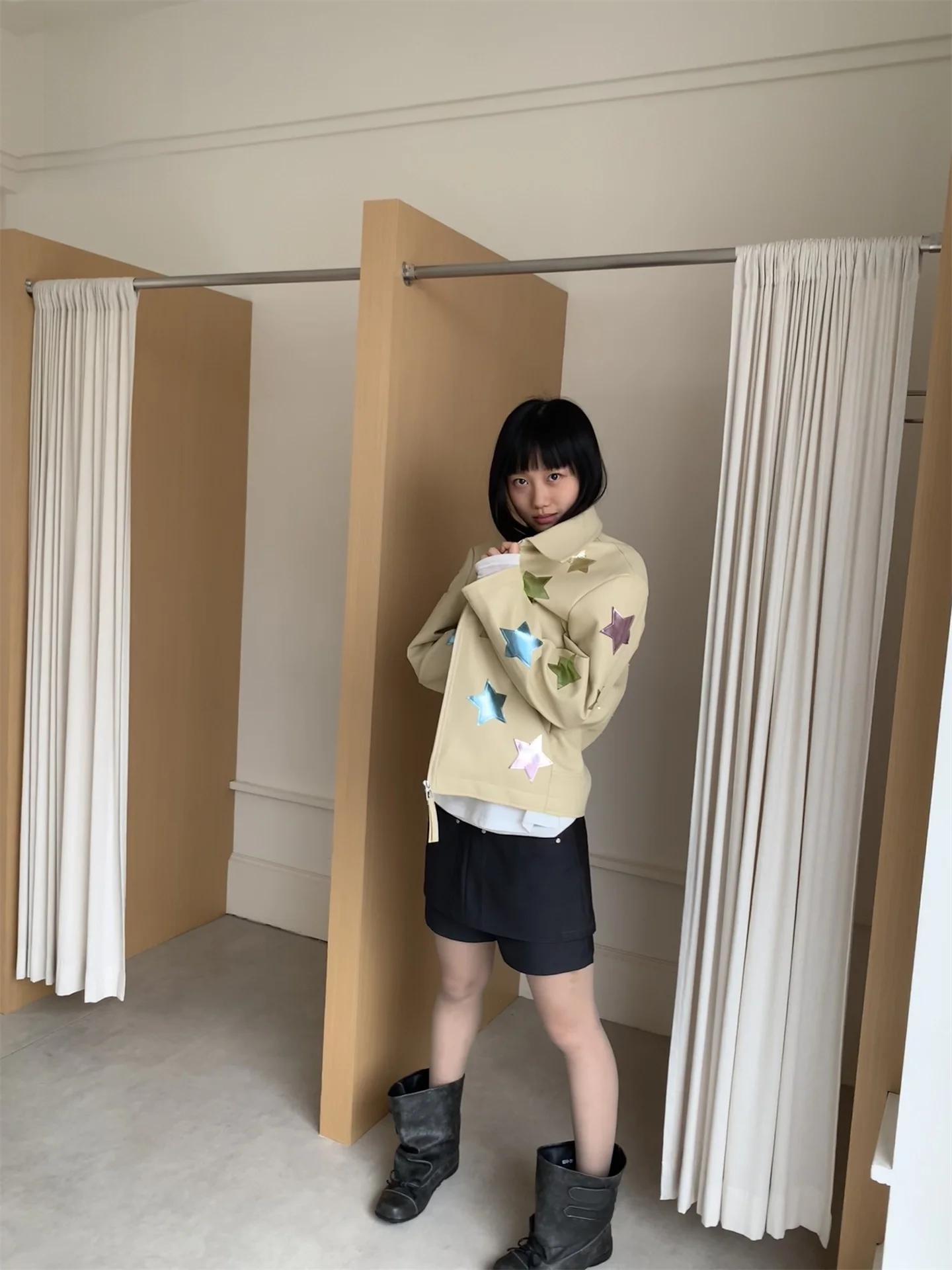 Casaco de Couro Feminino Coreano com Patches de Estrela e Ombros Reversíveis, Modelo Tubo Reto com Zíper