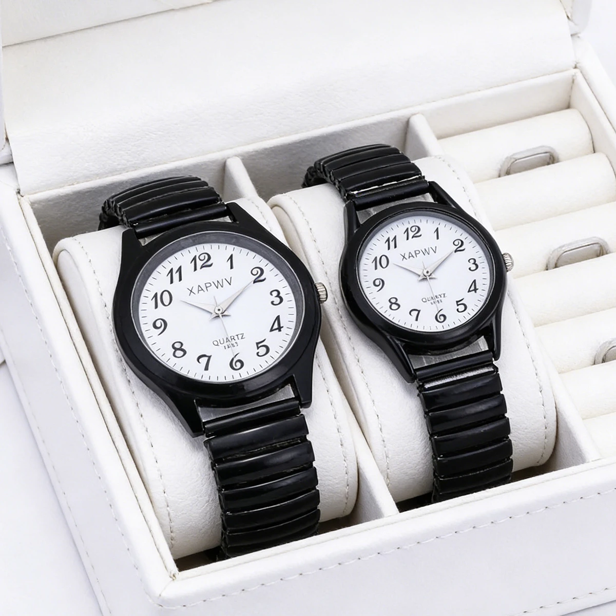 

Повседневные часы для пары, точный кварцевый механизм, четкий цифровой циферблат, удобный эластичный стальной браслет.