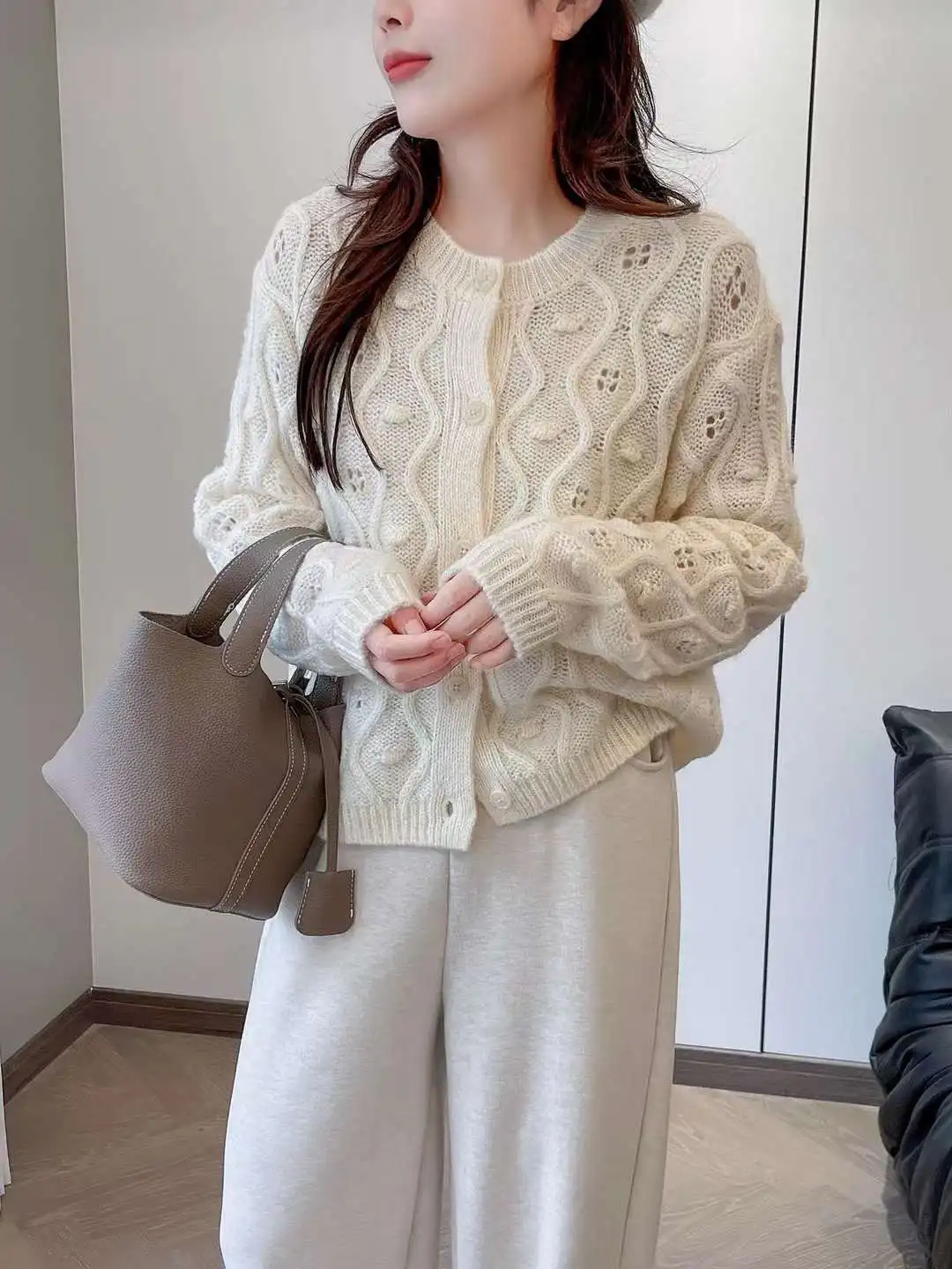 

Autumn Winter round Ne Hollow out Knitted Cardigan Women's Sweater Collaboration Sle Fitting Room ential