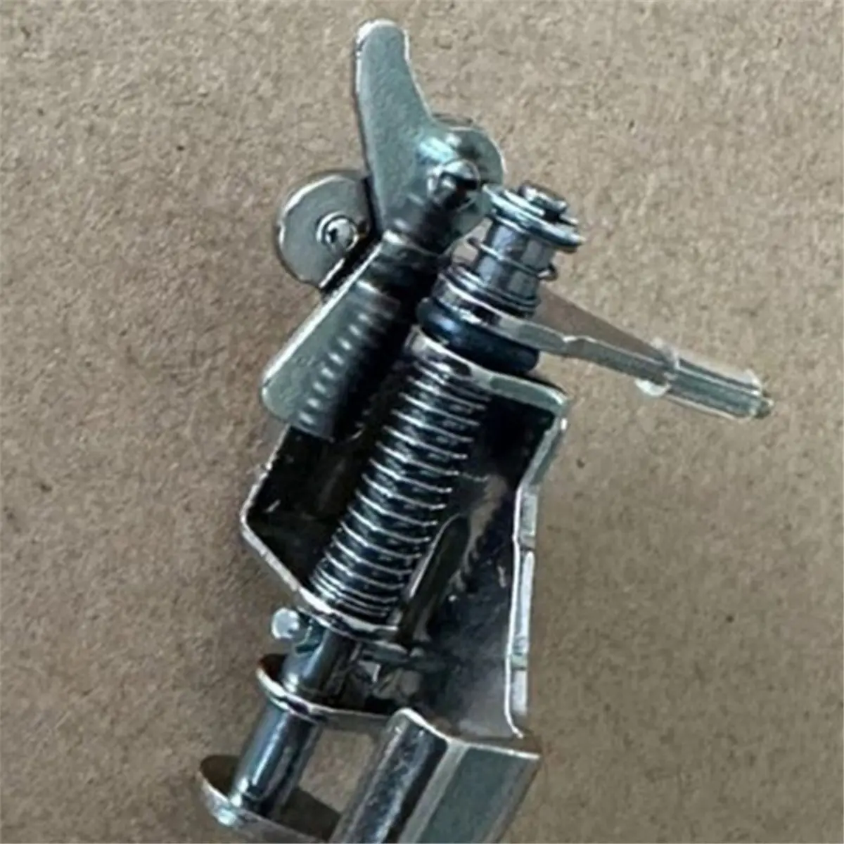 

Для швейной машины Essential Motion Пружинная лапка для вышивания для улучшения видимости во время квилтинга