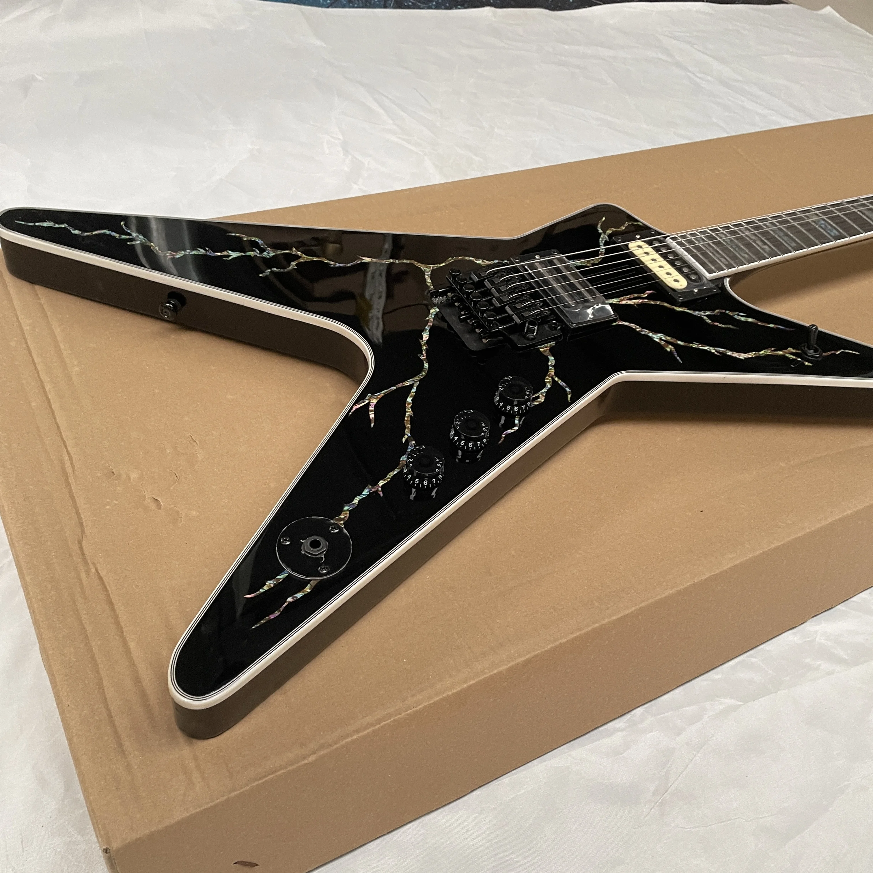 

Электрогитара Black Shell Lightning, с глубоким звучанием средних частот и длительным сустейном, гладкий гриф из палисандра.