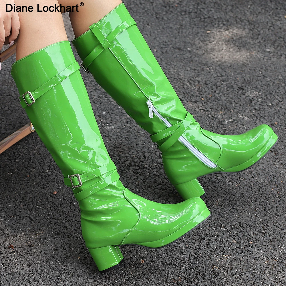 

44 Большие размеры, яркие цвета, длинные сапоги из лакированной кожи, женские сапоги до колена с круглым носком и толстым каблуком, ботинки на платформе с боковым ремнем и пряжкой в стиле ретро