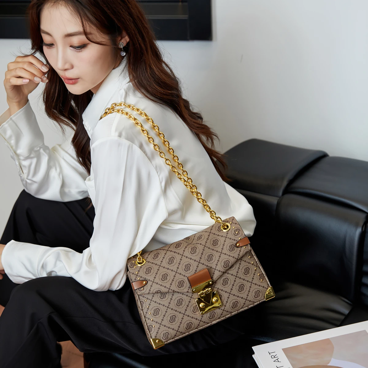 

Elegant Ladies Handbag, Leather Shoulder Bag with Zipper, Classic Design Luxury Brand Messenger Style