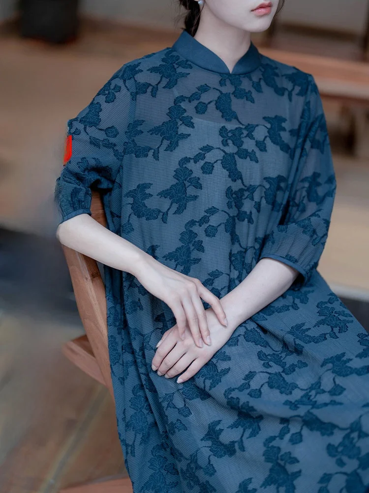 

Платье с эффектом похудения в китайском винтажном стиле, с пэчворком, из конопляной ткани, свободного кроя, с цветочной вышивкой, сшитое из разных частей, с завышенной талией, коротким рукавом, без воротника.