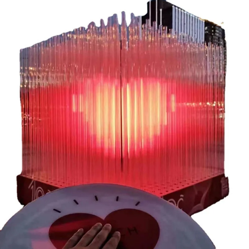 Hände halten mit Liebesstromerzeugungsgerät Umgebungslichtern