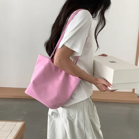 South Korean dopamine niche nylon cloth tote bag large capacity 2026 new water bucket bag lightweight commuting shoulder bag wom