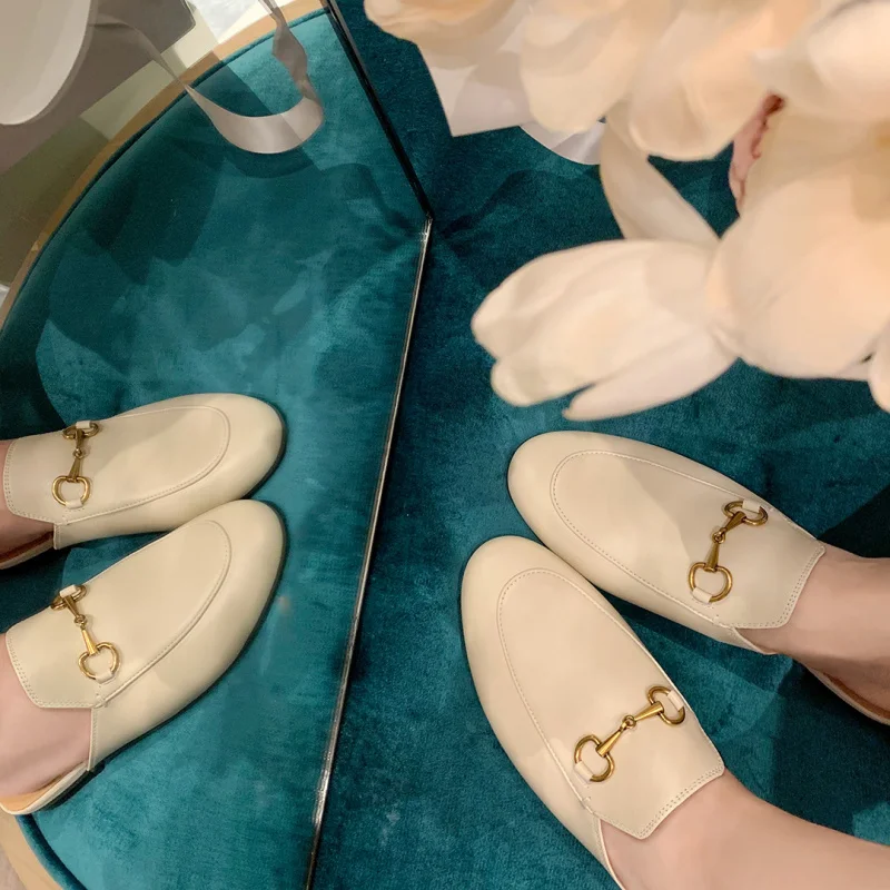 

New style horsebit leather mules for women, fashionable closed-toe slippers for outdoor wear