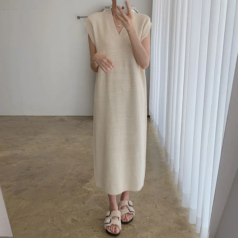 فستان صيفي أنيق برقبة على شكل حرف V بدون أكمام محبوك للنساء فستان طويل فضفاض غير رسمي بلون سادة نمط سترة موضة كورية