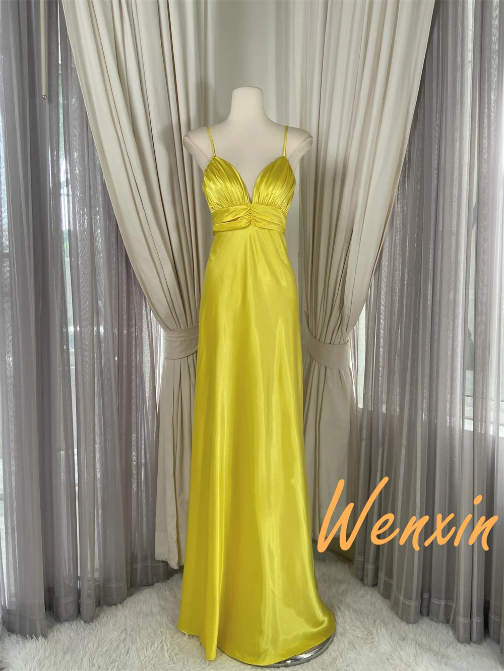 Robes de soirée en Satin jaune simples personnalisées, col en v, sans manches, robes de soirée à la mode pour occasions spéciales
