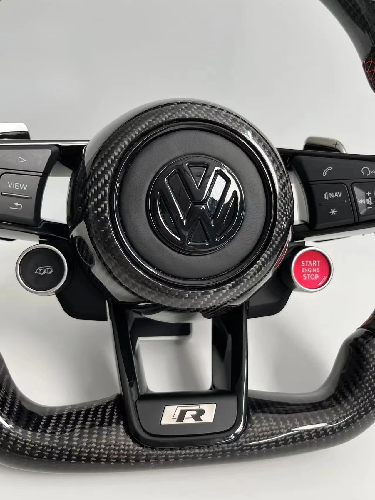 

The custom carbon fiber steering wheel is suitable for the Golf Mk7 gti Golf 6 7 R line