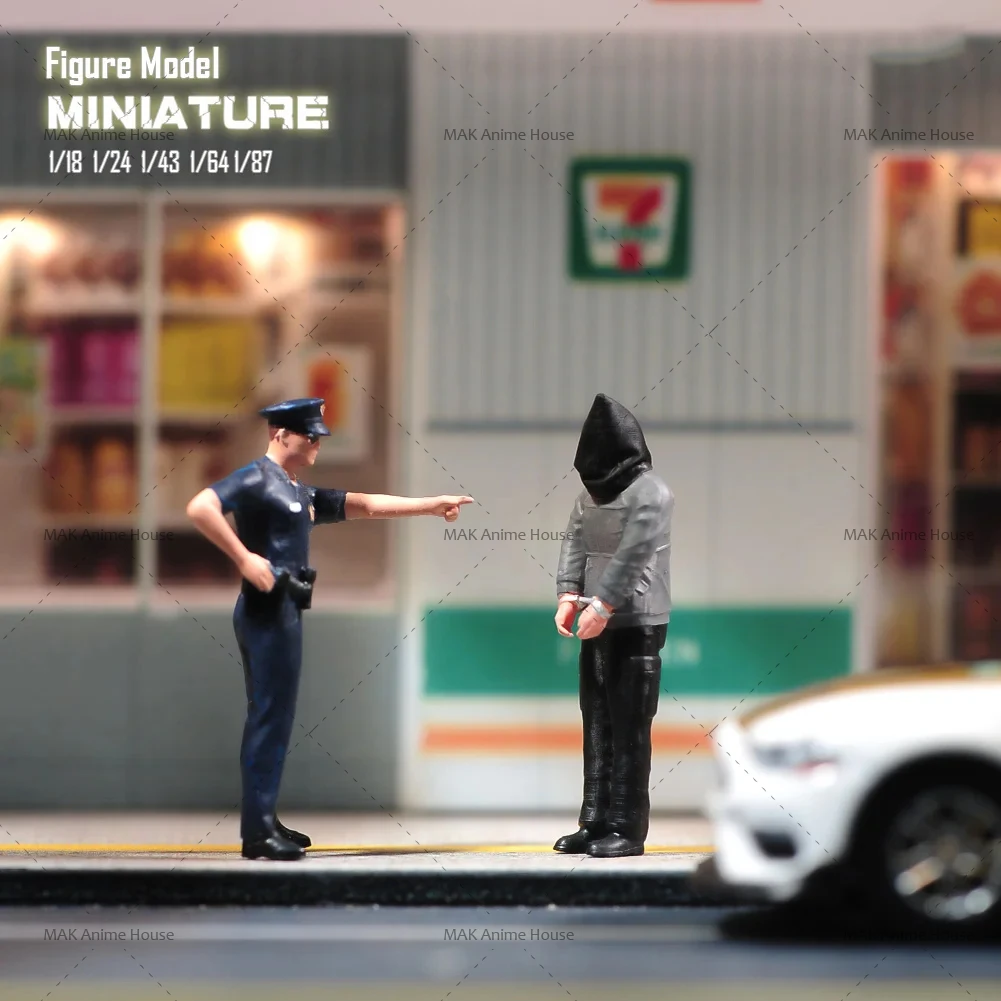 

Miniatures 1/87 1/64 1/43 1/24 1/18The Police Raised Their Guns To Catch The Thie Figure Doll Model Scene Decoration Car Toys