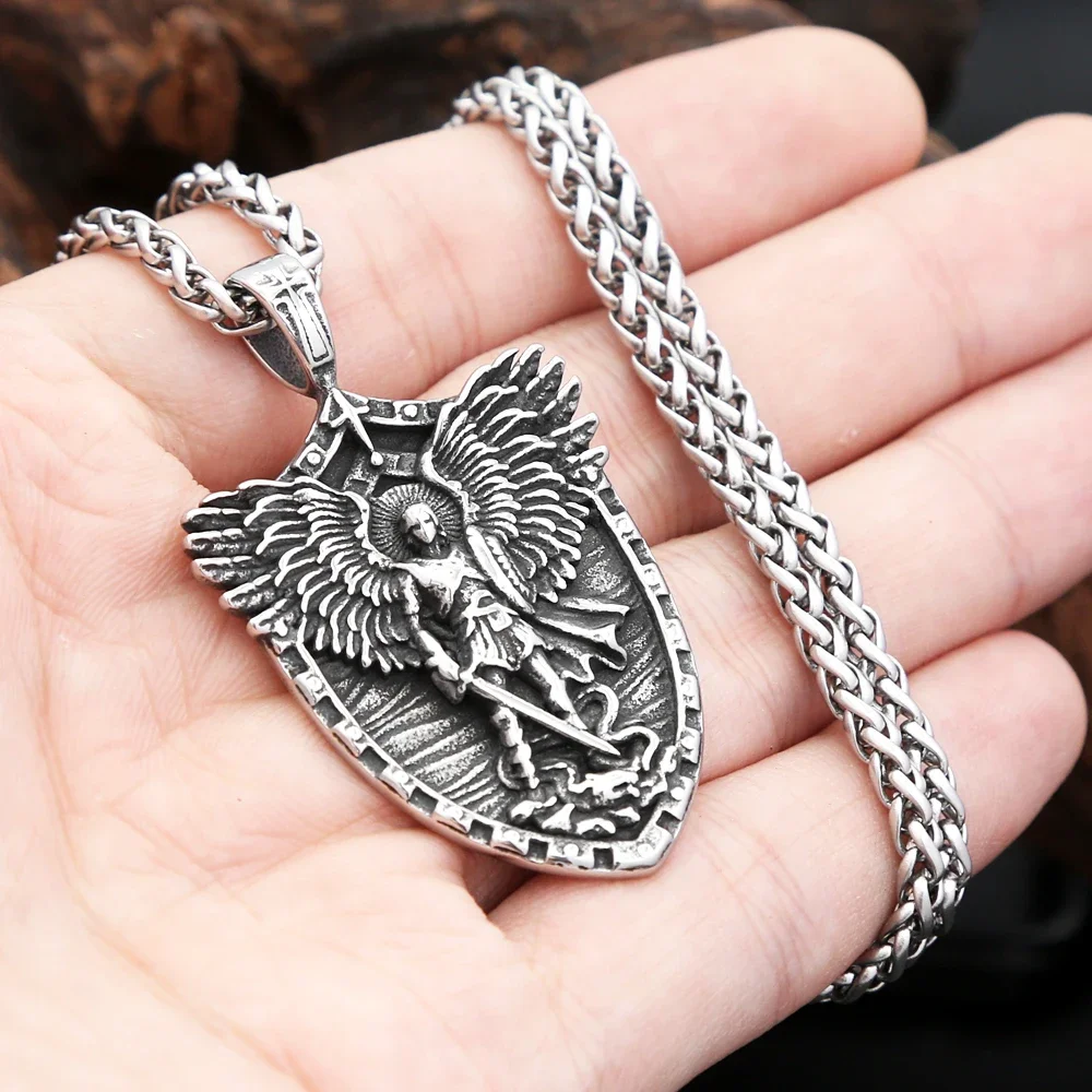 موضة خمر وصمة عار مايكل مع أجنحة الملاك قلادة القلائد للرجال النساء الفولاذ المقاوم للصدأ السائق تميمة مجوهرات دروبشيبينغ