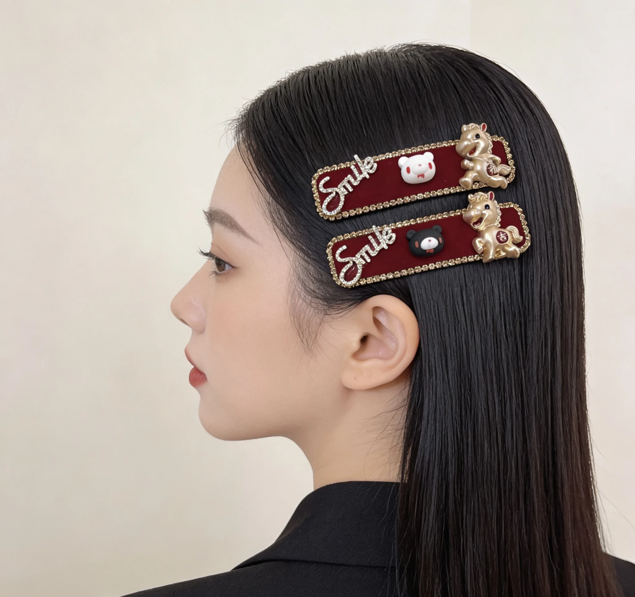 Pinza para el pelo de terciopelo rojo para Año Nuevo, pasador con forma de caballo dorado, oso de dibujos animados, diamantes de imitación, sonrisa, regalo de la suerte, accesorios para el cabello Kawaii para niñas, 2026