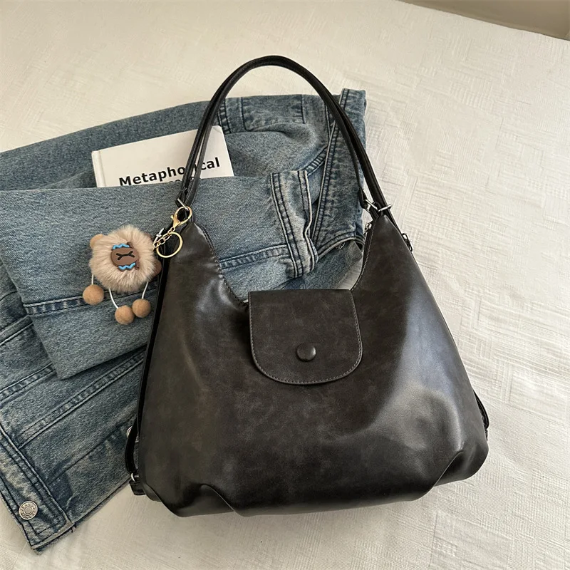 Vintage Hobo-Tragetasche aus weichem Leder mit niedlichem Plüsch-Anhänger, wandelbarer Rucksack, lässige Schultertasche mit großem Fassungsvermögen für Damen – Detail 7