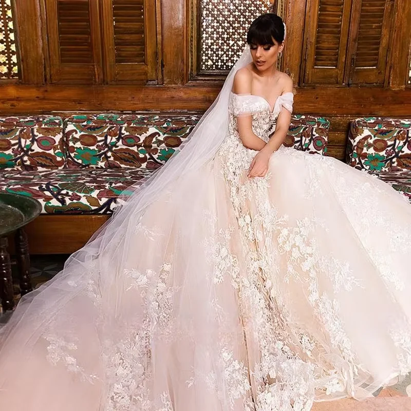 Robe de mariée trapèze en dentelle, personnalisée, élégante, de luxe, épaules dénudées, avec traîne cathédrale, 2026