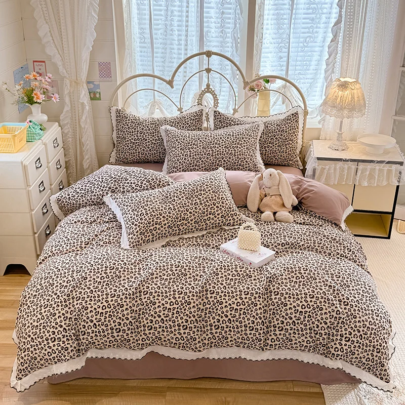 Leopard printed Bedding Set Skin-friendly Bedsheet Sets Adults Room Bedclothes juego de sábanas completo Home Soft Bed Linen Set