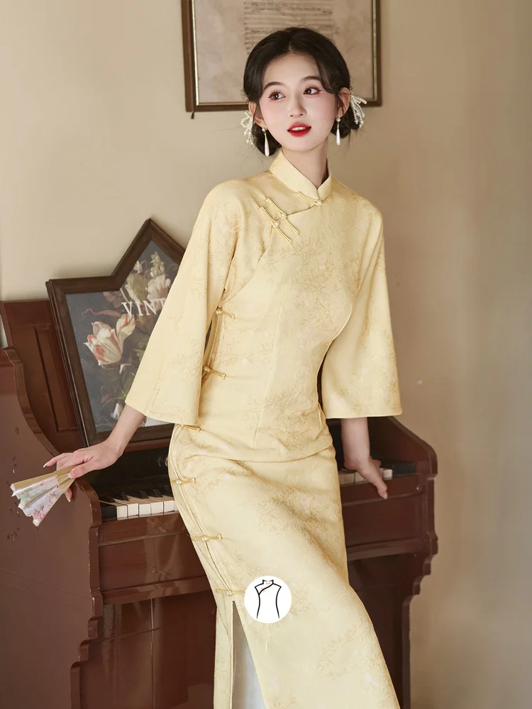 

Молодежное желтое длинное платье-ципао с традиционным плоским узором, дышащее, удобное, для повседневной носки, с коротким рукавом.