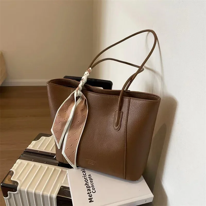 

2024 New Fashion High-Capacity Tote Bag for Women, Versatile Casual Shoulder Bag for Work Commute with Sophisticated Design