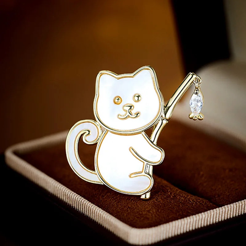 

New Creative Cartoon Kitten Fishing Brooch Natural Shell Exquisite Animal Brooches for Woman Suit Shirt Accessories Corsage