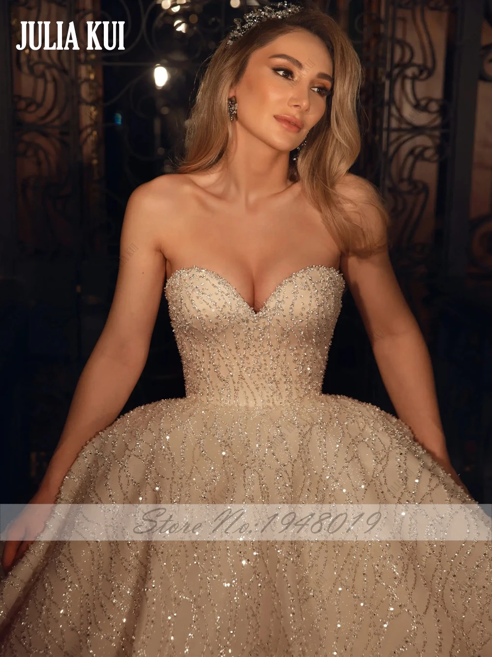 Suknia balowa księżniczki z koronką, haftem i koralikami szyta na miarę przez Julię Kui, suknia ślubna z dekoltem w serce, bez rękawów, z odkrytymi ramionami, spódnice ślubne.