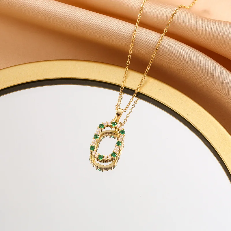 幾何学的なペンダントチタン鋼ネックレス、女性用ジュエリーネックレス、女性用インターネットセレブの新しいエメラルドの輝き、ニッチ