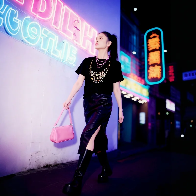 Elegancka koszulka damska z krótkim rękawem w stylu europejskim z nadrukiem biżuterii, oryginalny projekt, luksusowy wygląd, modna odzież uliczna.