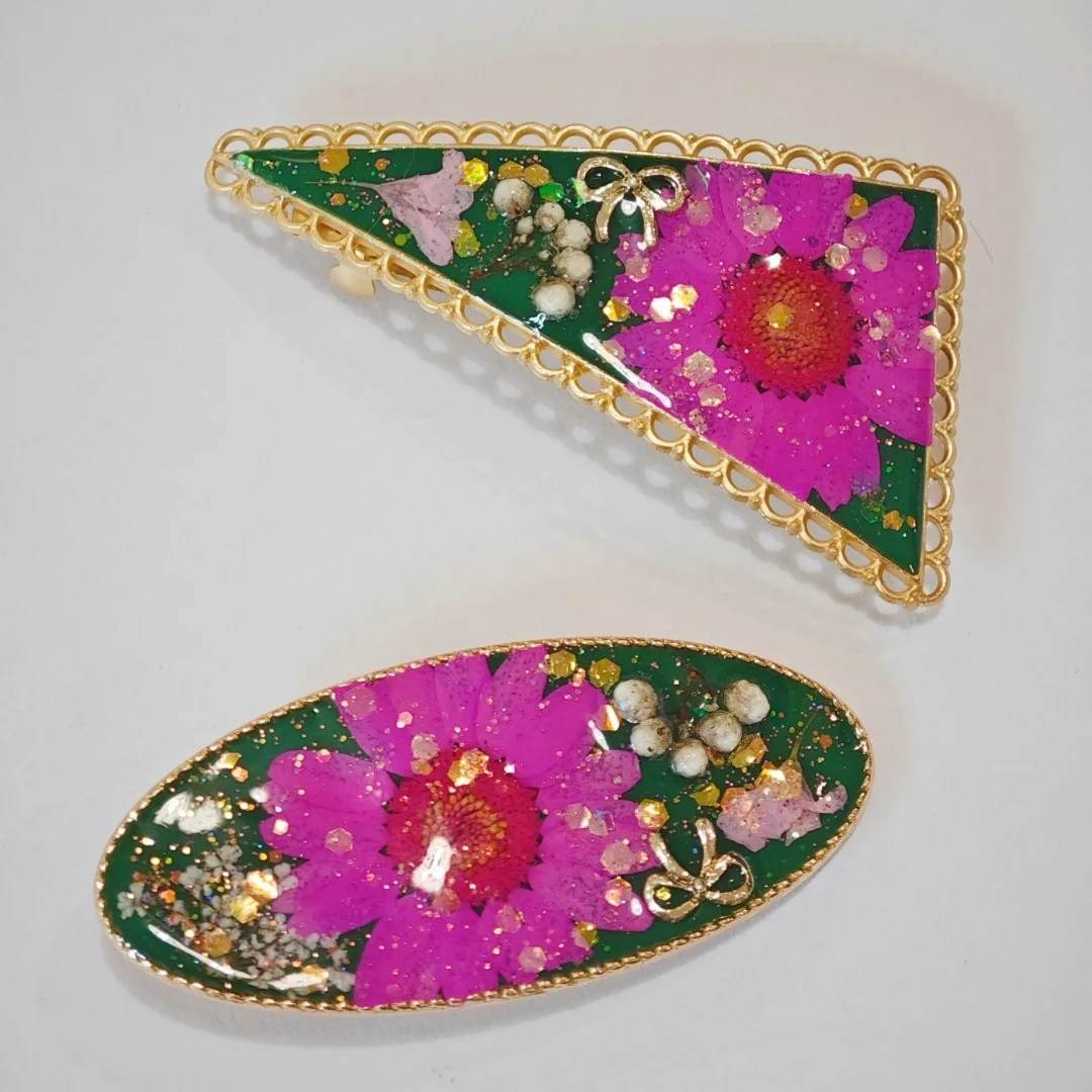 

3252 Wholesale Vintage Green Crystal Chrysanthemum Real Dried Flowers Triangle Spring Clip Handmade Resin Flower Duckbill Clip