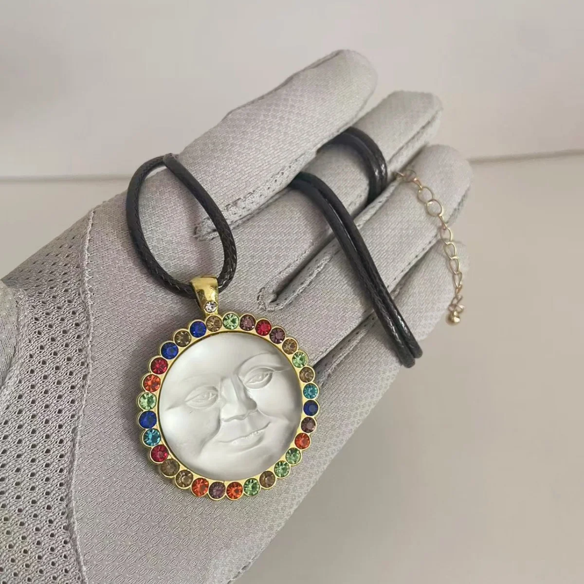 

MITTO FASHION JEWELRIES AND HIGH-END ACCESSORIES WAX ROPE AND RAINBOW RHINESTONES PAVED ROUND FACE VINTAGE NECKLACE FOR WOMEN