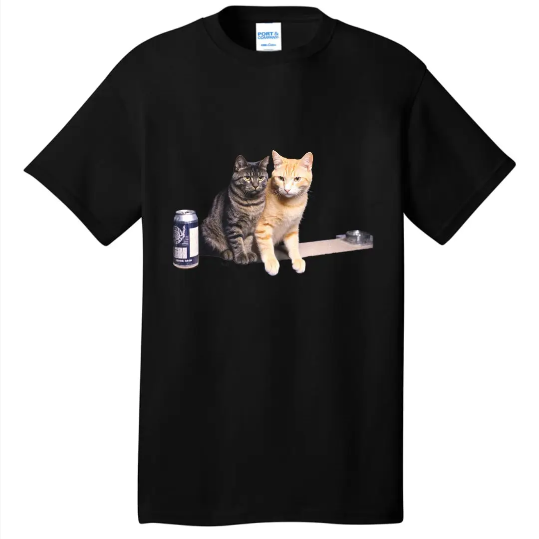تي شيرت أبيض بتصميم مطبوع لقطط تابي باللون الرمادي الداكن والبرتقالي الفاتح جنبًا إلى جنب، علبة مشروبات داكنة على اليسار، موزع شريط #3