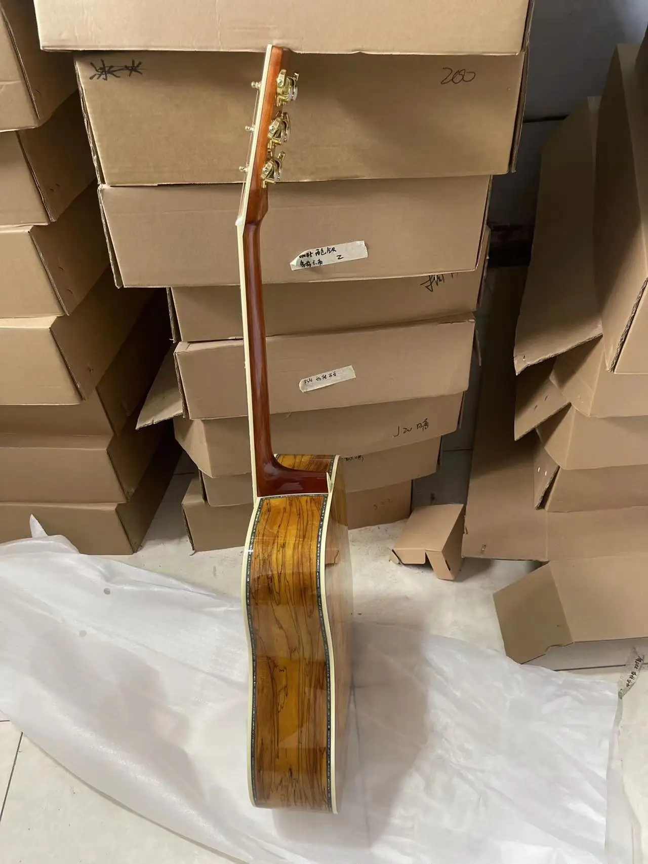 41-inch luxury acoustic guitar. Geotext Side and Back, Ebony Fingerboard Abalone Shell Bound NO:2