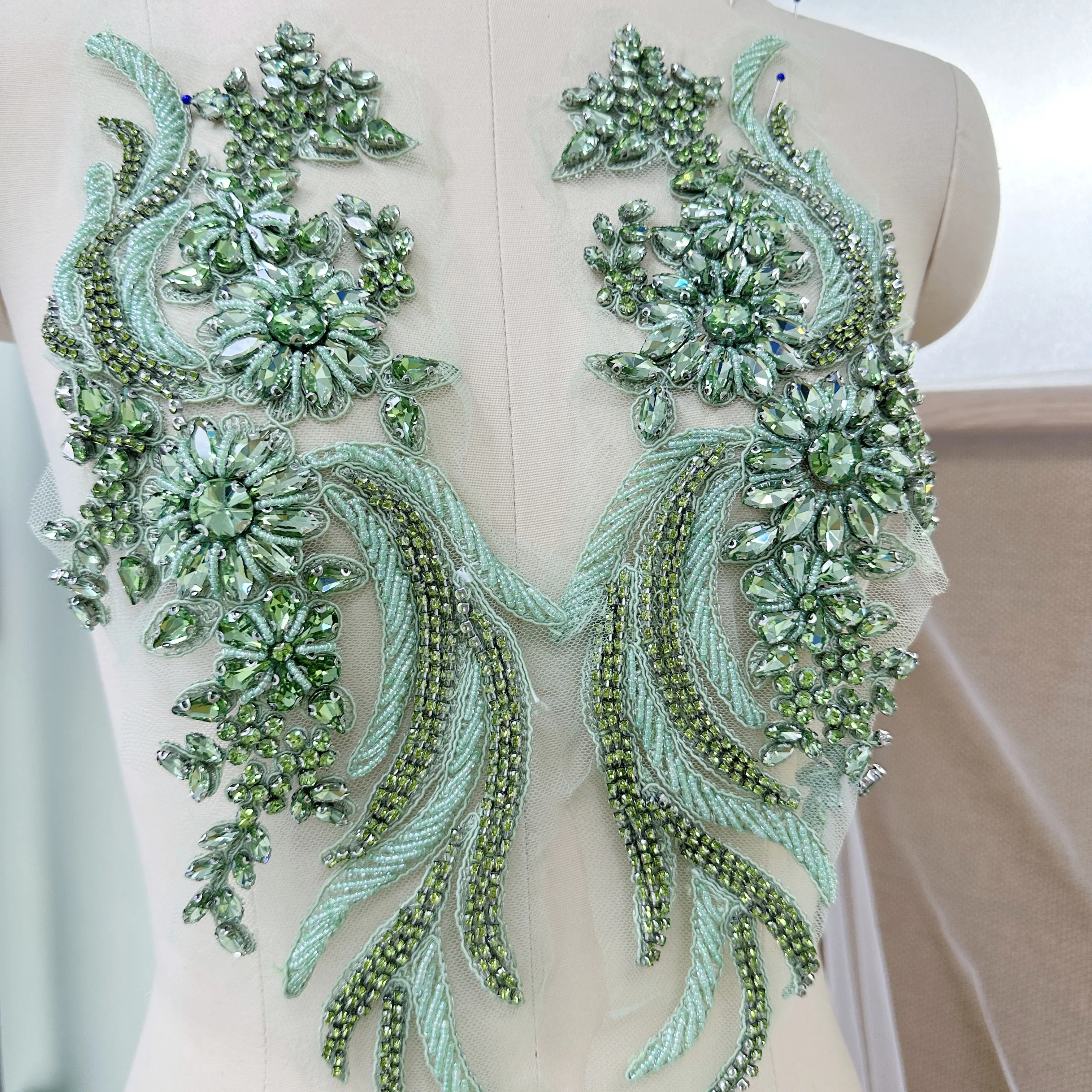 Apfelgrüne Phoenix-Strass-Applikation mit Perlen, Kristall-Brautkleid-Oberteil, Cape Couture Kristall-Applikation – Detail 4