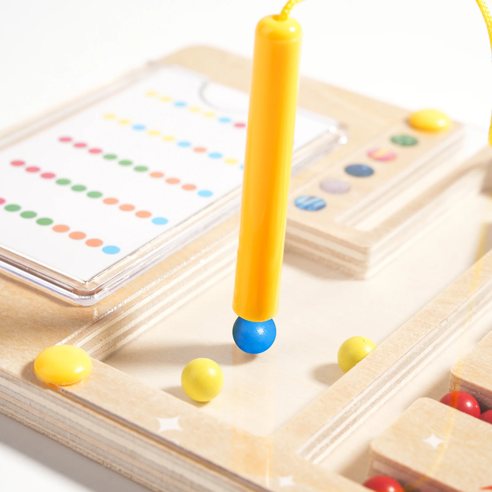 ของเล่นเรียงลูกปัดหลากสี: ฝึกการเรียงด้วยการวางลูกปัดกลับไปในช่องของมัน เด็กๆ พัฒนาทักษะการเคลื่อนไหวที่ละเอียดขณะเล่น