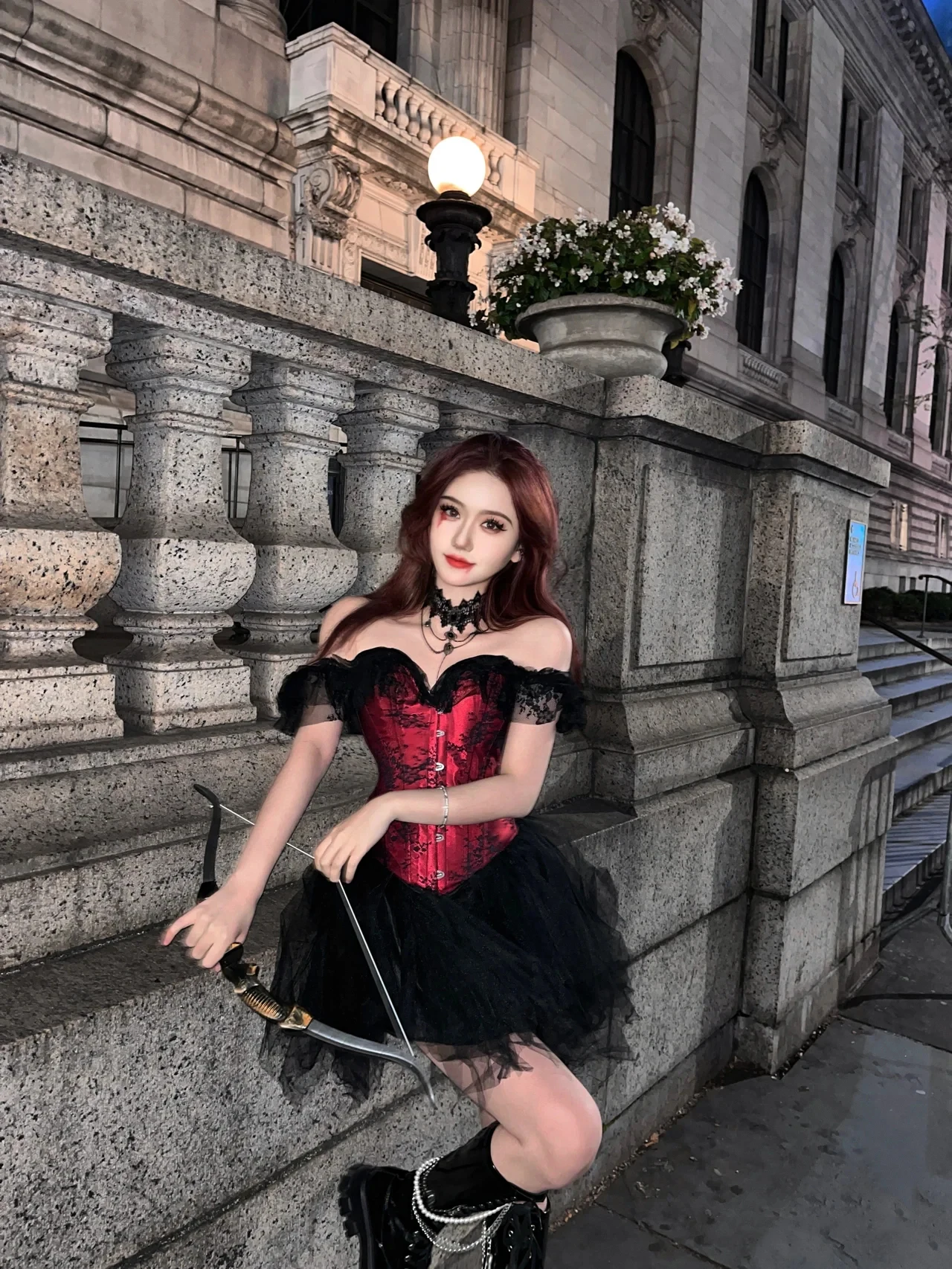 Corset Gothique Rouge Et Noir En Dentelle