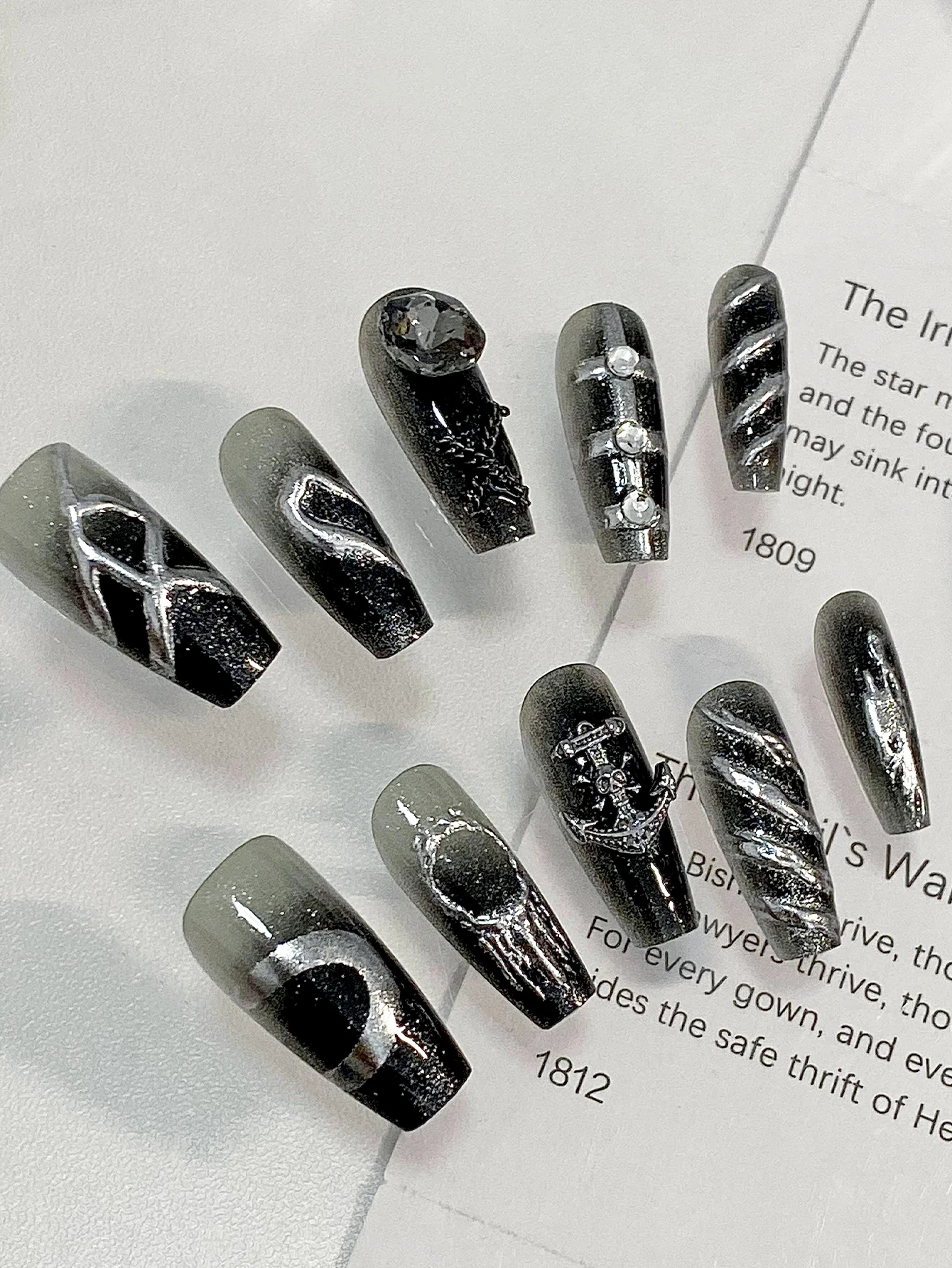 10 أظافر مضغوطة طويلة على شكل لوز Y2K مصنوعة يدويًا، أظافر صناعية سوداء مع أظافر لوز مزينة بأحجار الراين