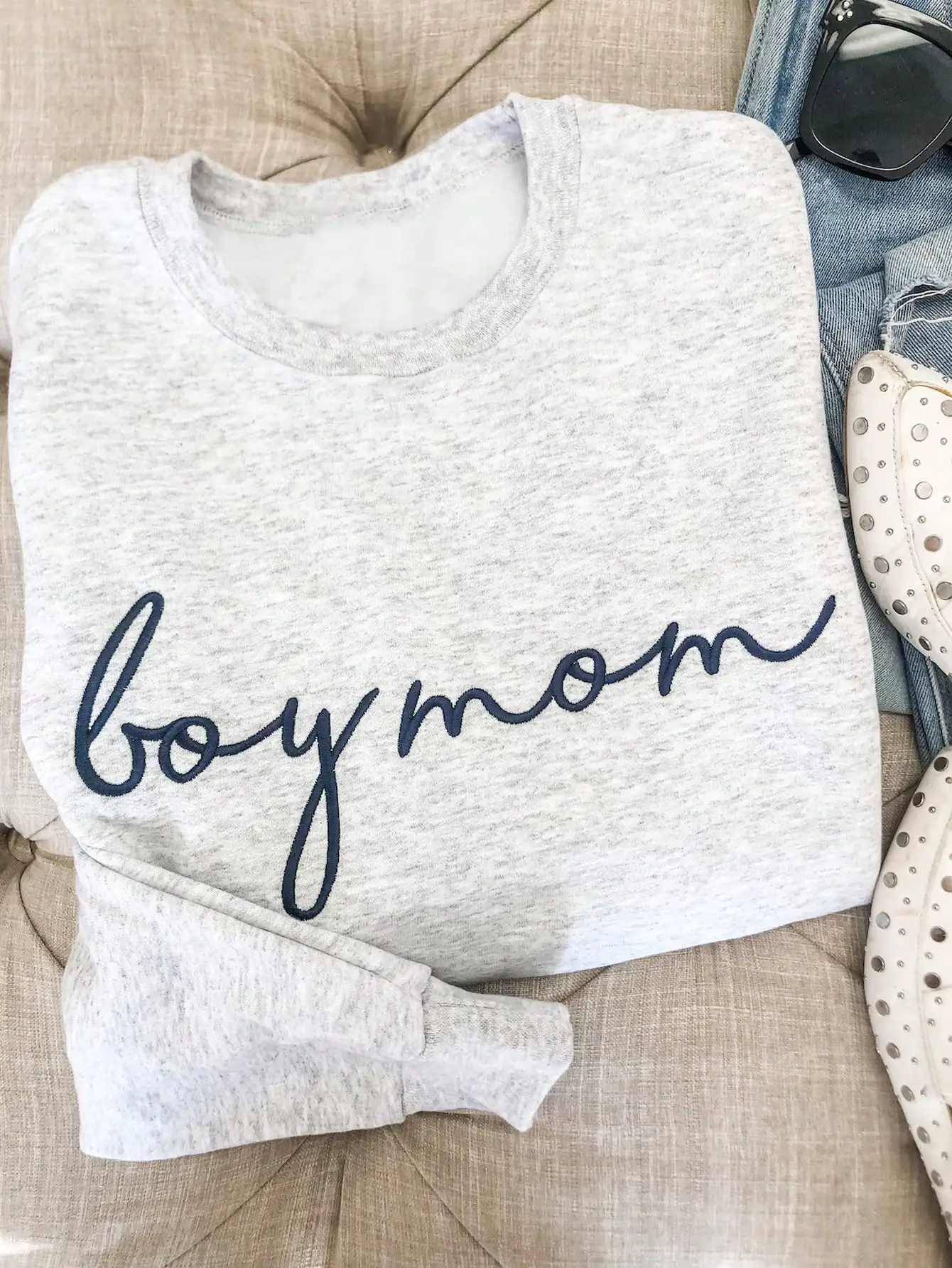 

Свитшот с вышивкой «Мама-мальчик» — унисекс, с круглым вырезом, подходит для активного и комфортного образа жизни мамы | Подарок на День матери