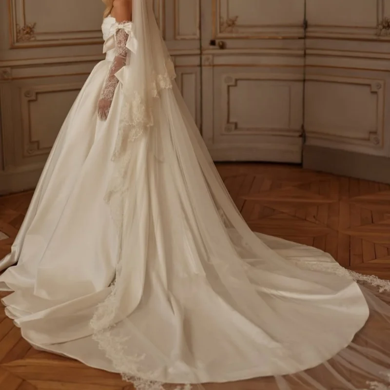Robes de mariée simples en satin blanc ivoire, fente en dentelle superposée de ligne a, robes de mariée à perles, sur mesure